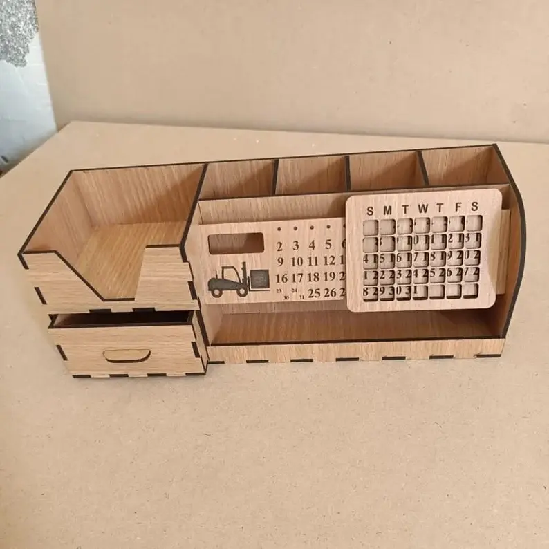 Organiseur de bureau en bois avec calendrier.webp