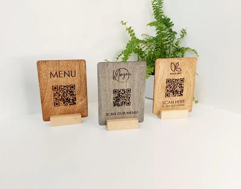 Présentoirs de menus en bois avec QRCODE1.webp