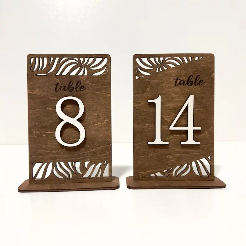 Numéros de table en bois de mariage avec motif.webp