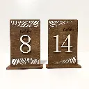 Numéros de table en bois de mariage avec motif.webp
