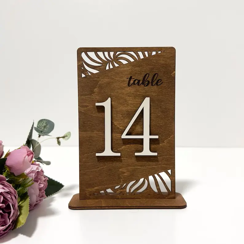 Numéros de table en bois de mariage avec motif2.webp