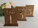 Numéros de table en bois de mariage rustiques sur pied5.webp