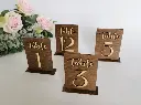 Numéros de table en bois de mariage rustiques sur pied3%.webp