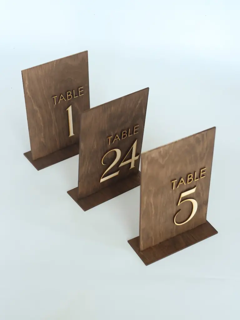 Numéros de table en bois de mariage rustiques sur pied4.webp