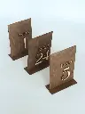 Numéros de table en bois de mariage rustiques sur pied4.webp
