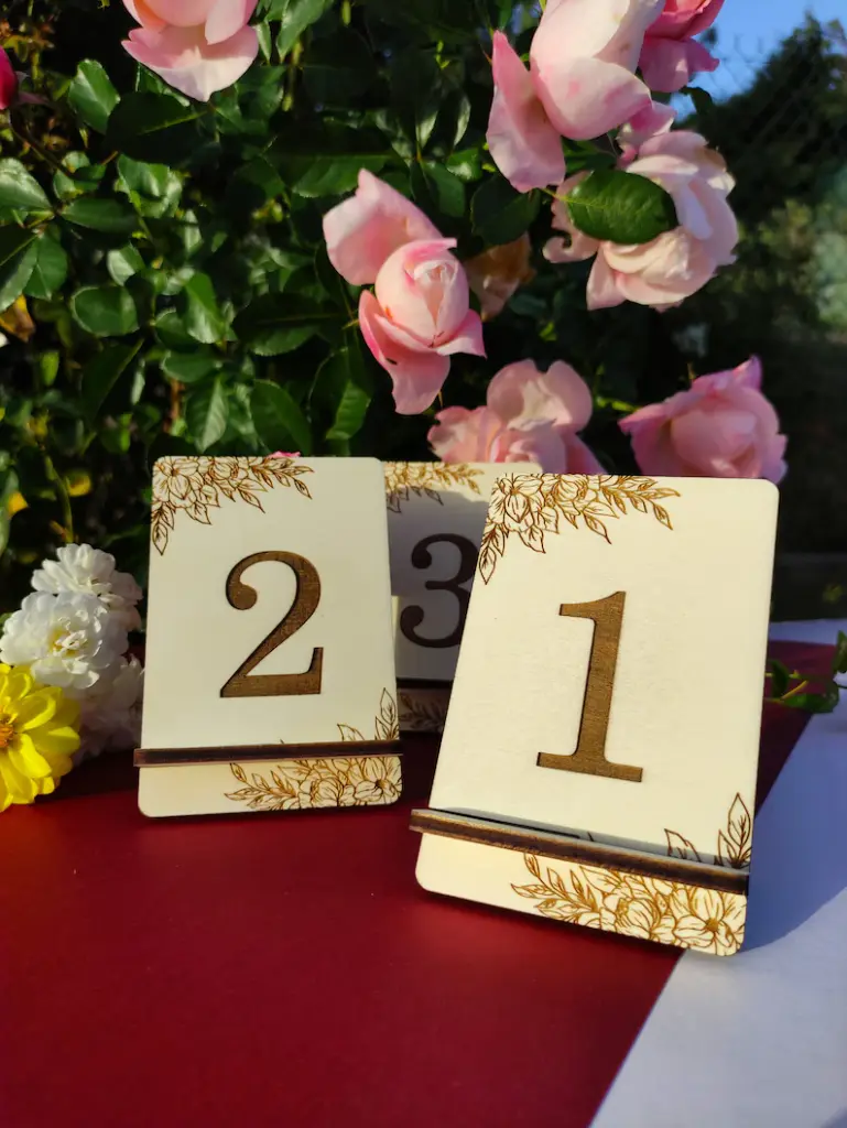 numeros de table en bois, chevalet pour mariage en bois2.webp