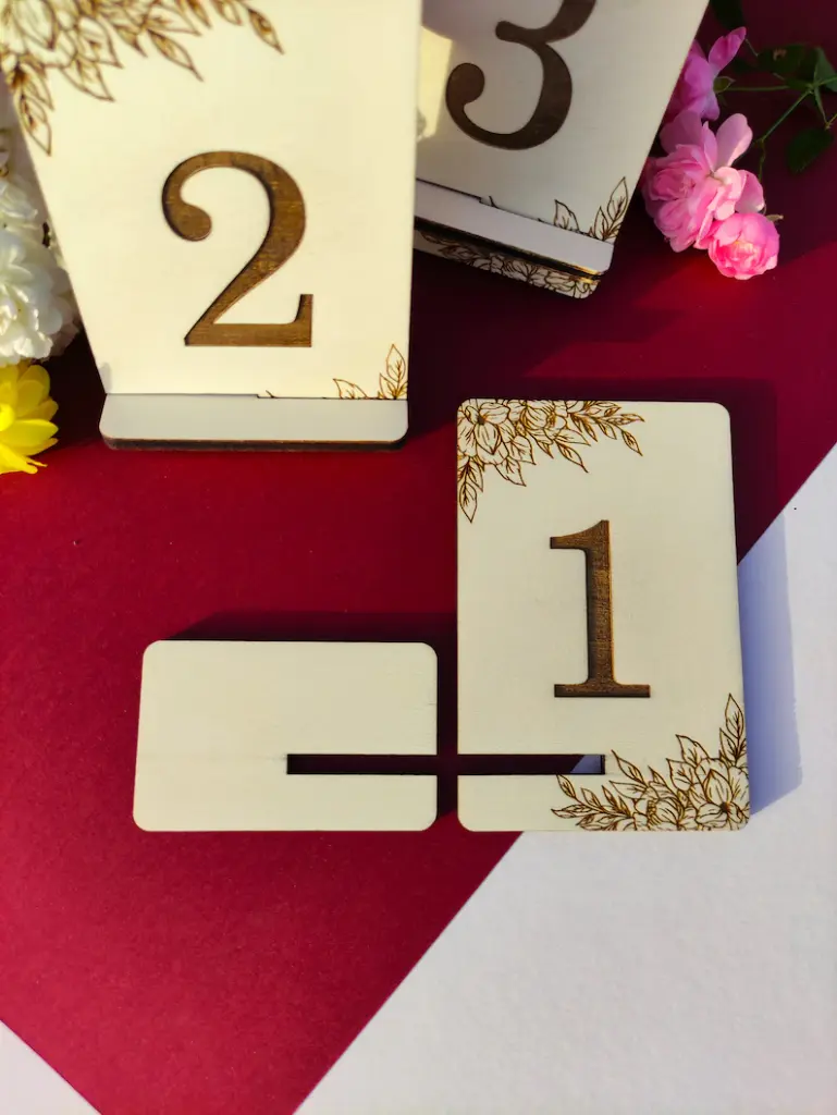 numeros de table en bois, chevalet pour mariage en bois3.webp