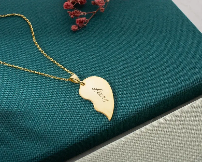 Collier demi-cœur gravé personnalisé couples et amis1.webp