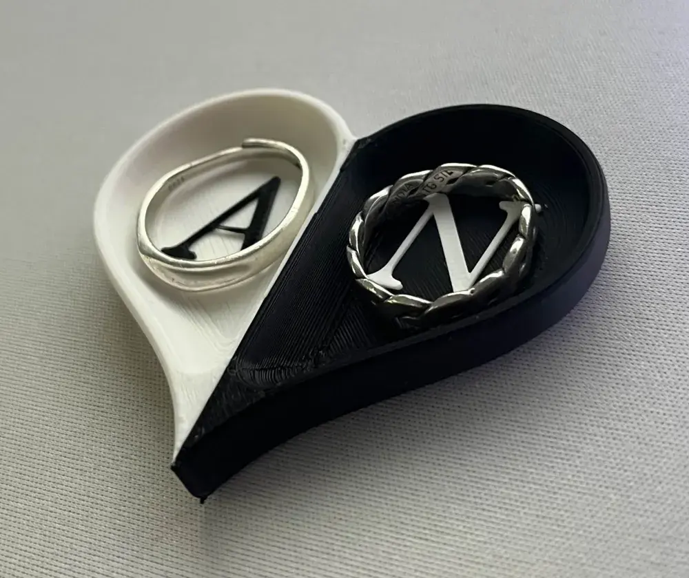 Porte-bagues pour couples noir et blanc personnalisé.webp