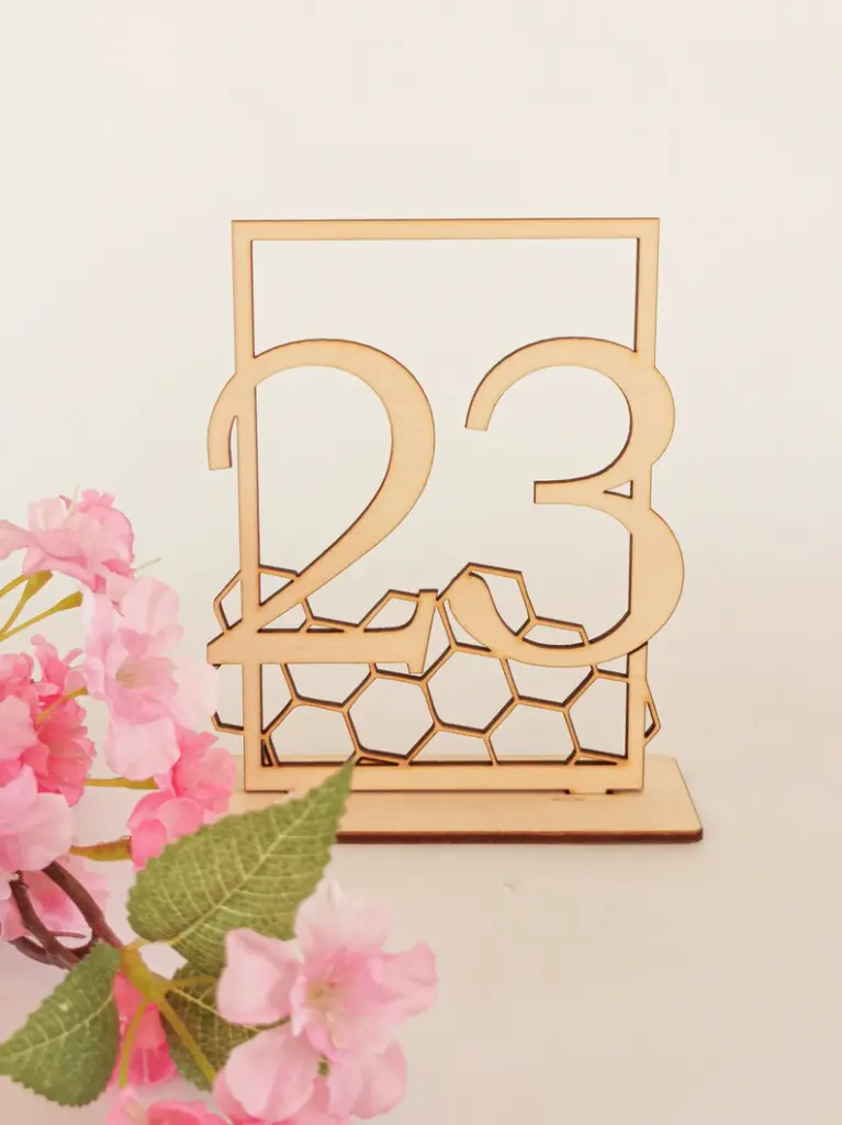 Numéros de table en bois pour mariage2.webp