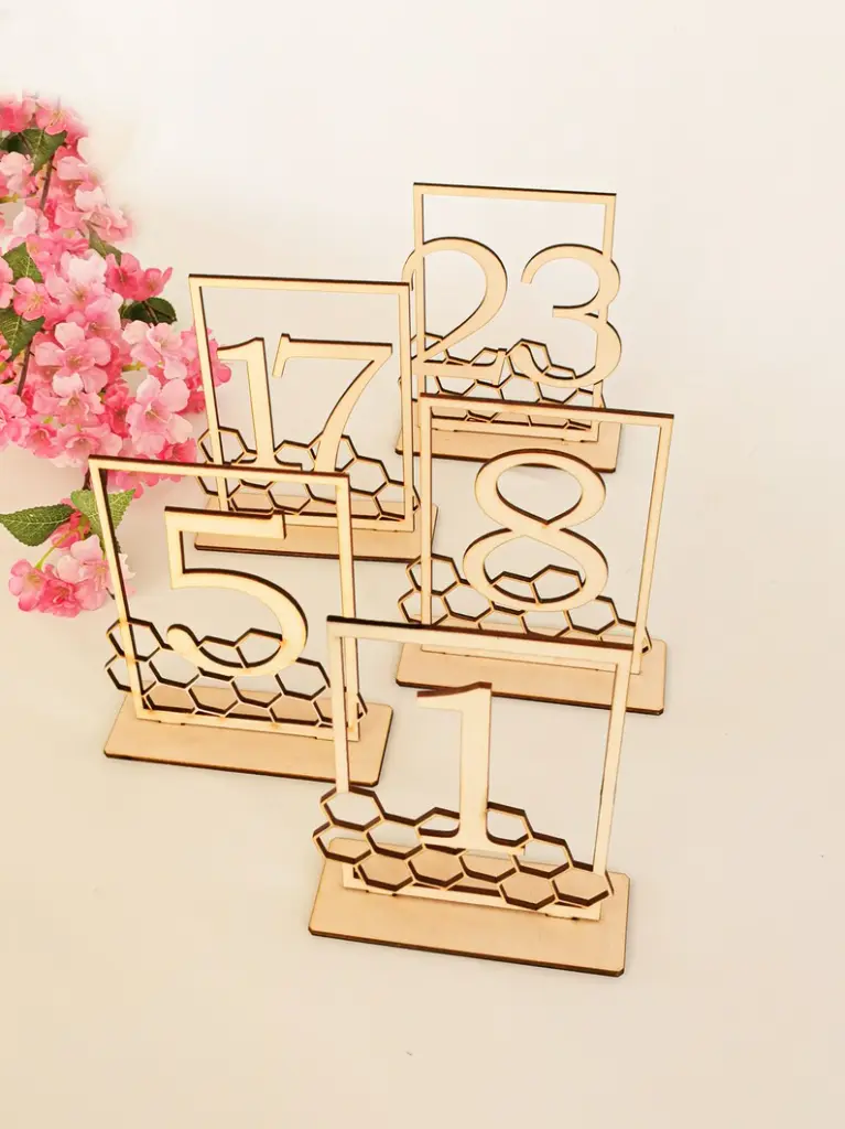 Numéros de table en bois pour mariage4.webp