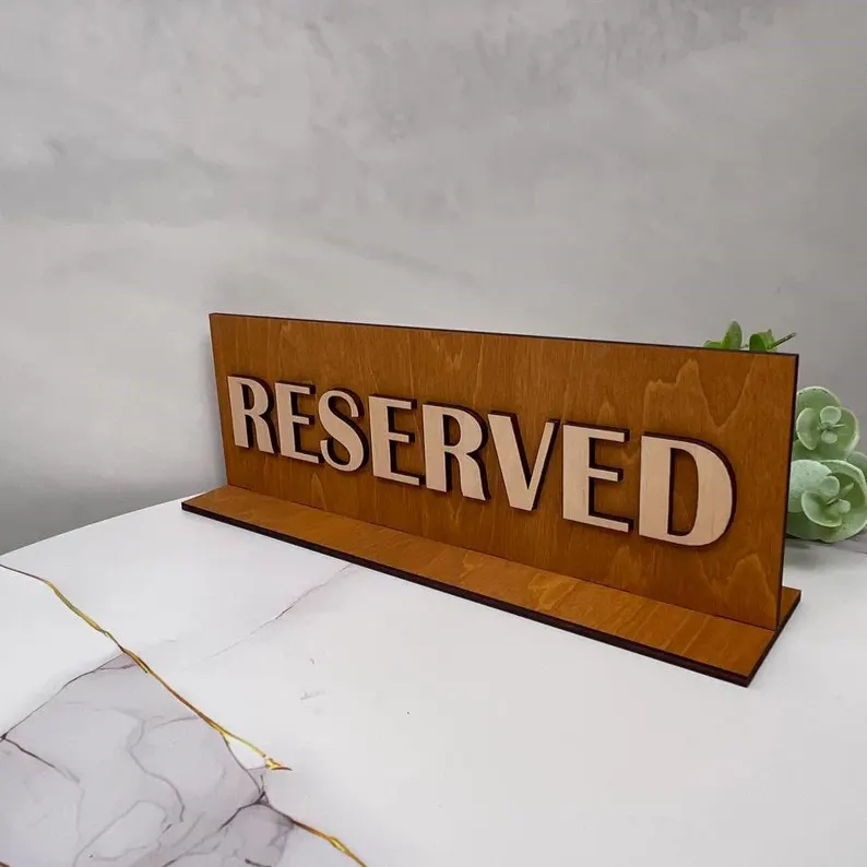 Tables réservées restaurant lettres
