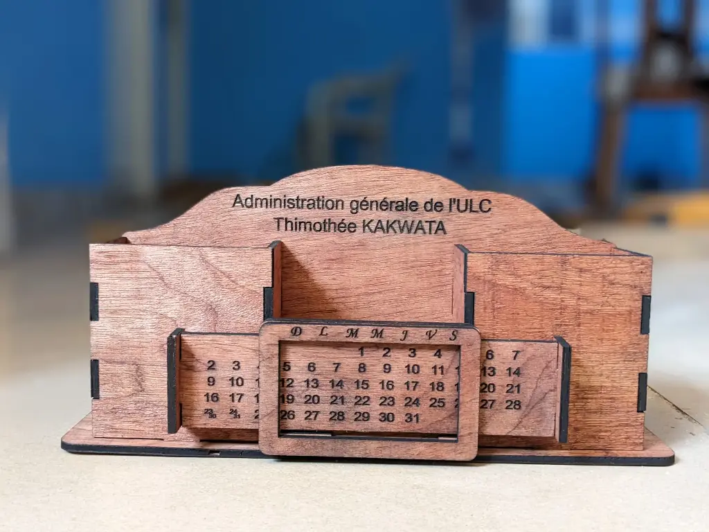 Rangement de bureau avec calendrier perpétuel personnalisable