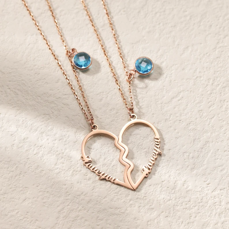paire Colliers demi-cœur avec prénoms couple  en plastique