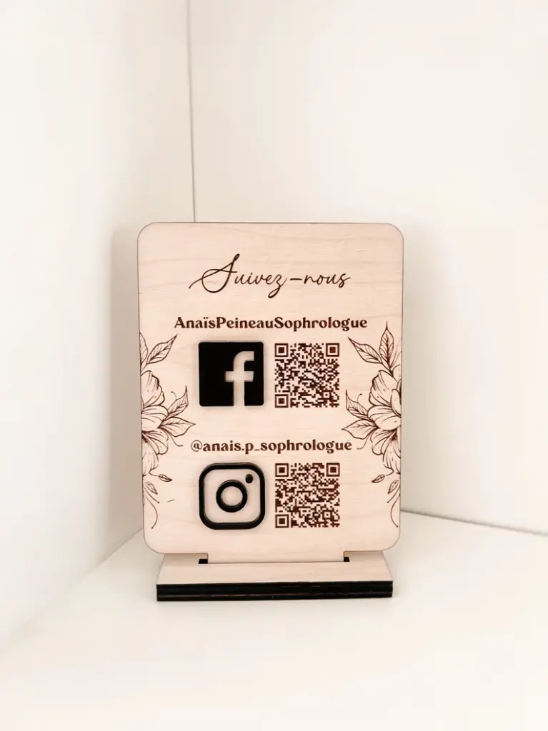 Pancarte réseaux sociaux pour entreprise sur socle et QR Code en bois 