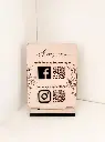 Pancarte réseaux sociaux pour entreprise sur socle et QR Code en bois 