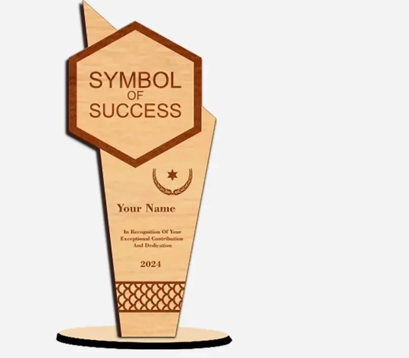 trophée en bois étoilés de  motifs géométriques