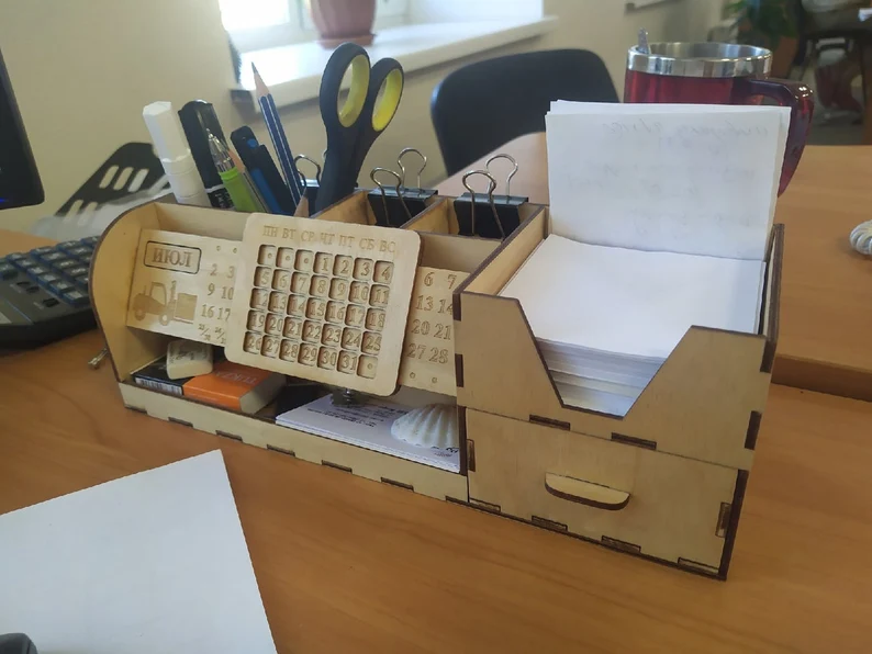 Organisateur de bureau en bois avec calendrier perpetuel personnalisé (L)