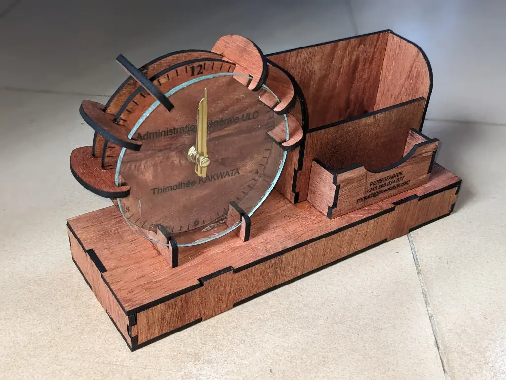 Rangement de bureau avec horloge