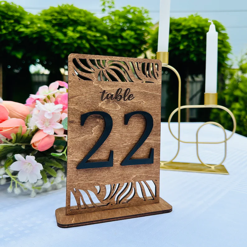 Numéros de table en bois pour événement avec motif