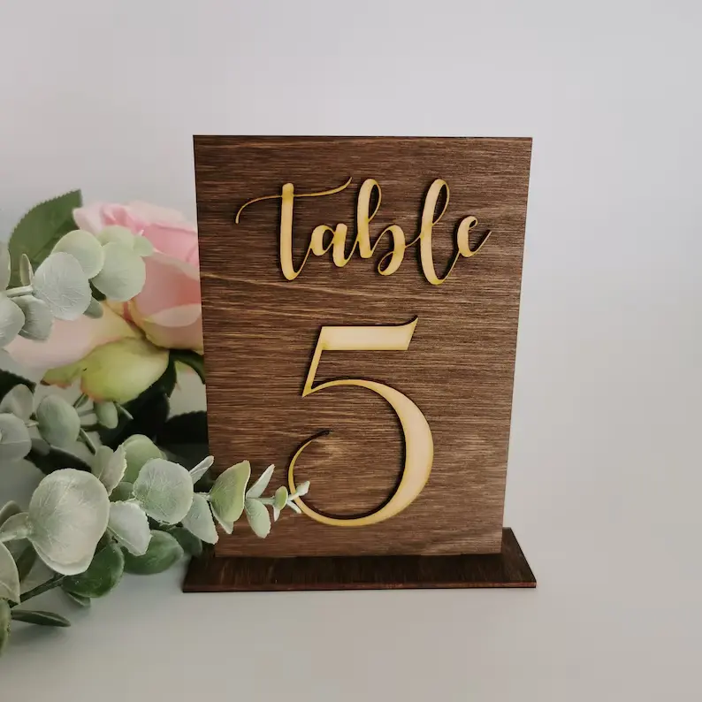Numéros de table en bois de mariage rustiques sur pied