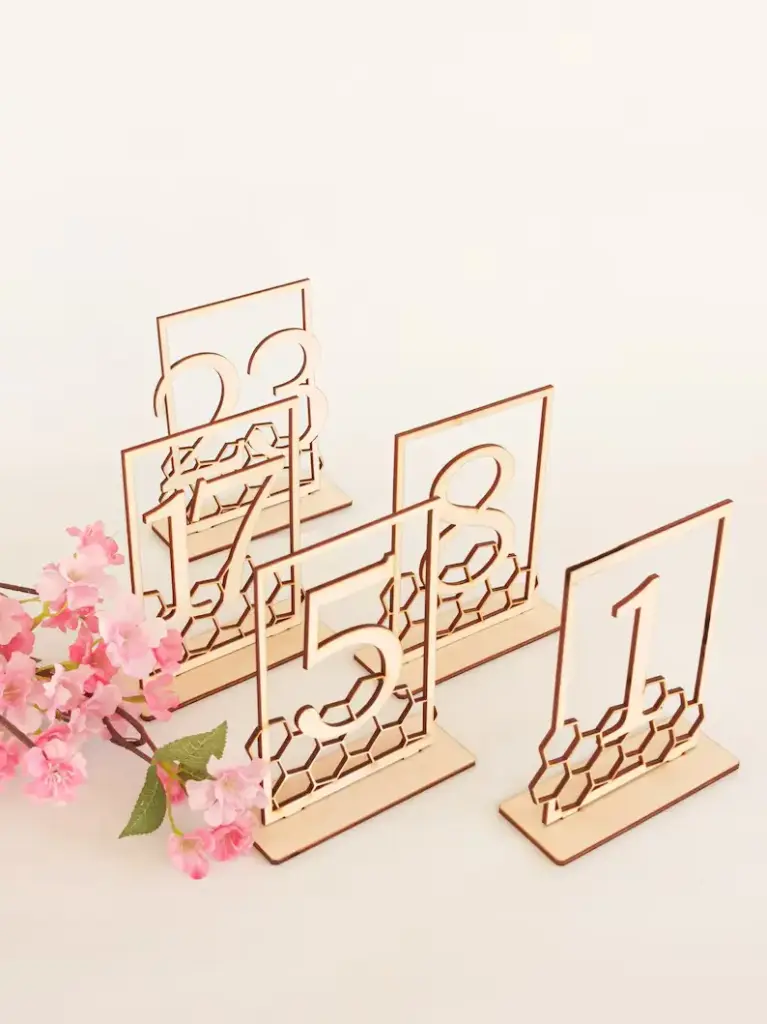 Numéros de table en bois pour mariage format nid d'abeille