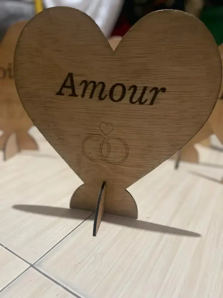 chevalets , nom de table cérémonie en forme de love, coeur gravé  (L, Achat)