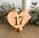 chevalets , nom de table cérémonie en forme de love, cœur découpé