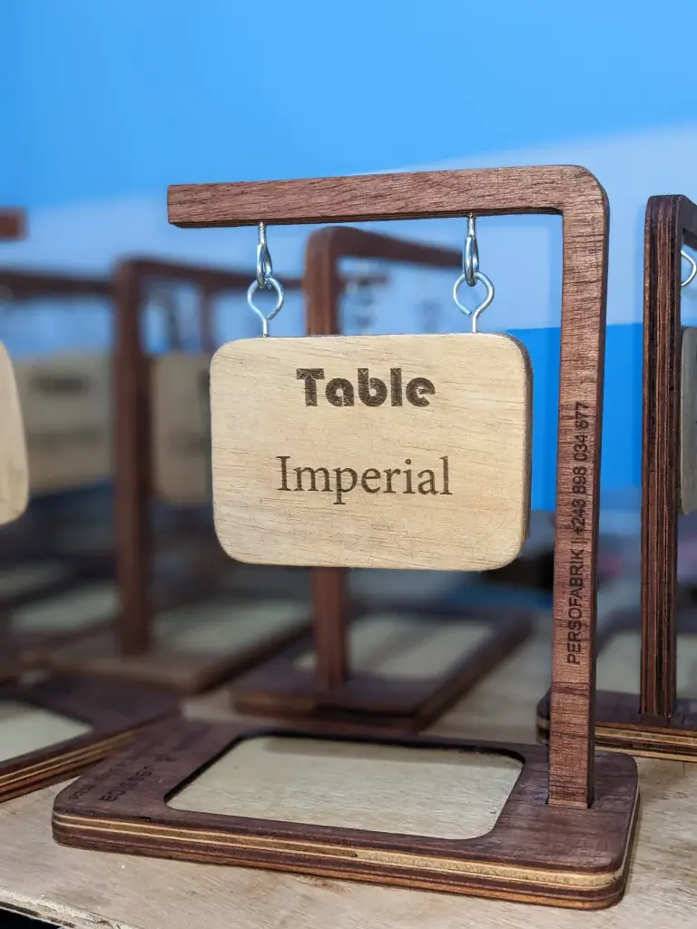 Noms de table mariage en bois avec chevilets