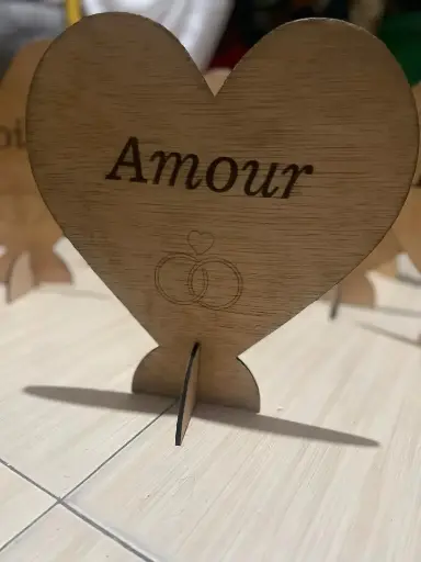 chevalets , nom de table cérémonie en forme de love, coeur gravé 