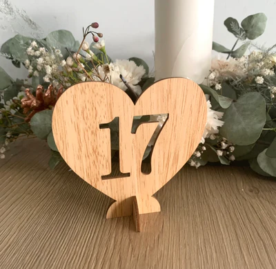 chevalets , nom de table cérémonie en forme de love, cœur découpé