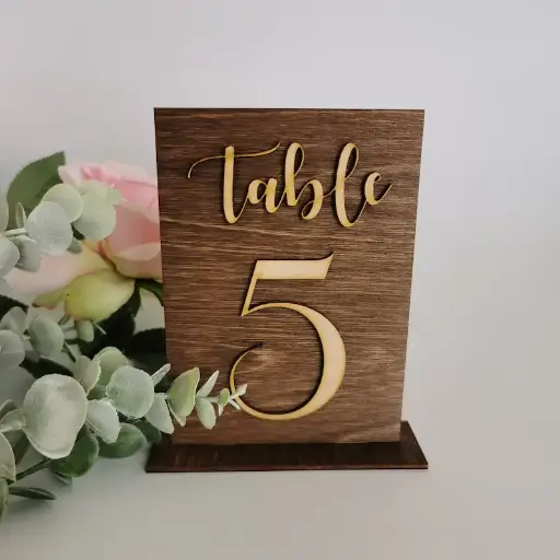 Numéros de table en bois de mariage rustiques sur pied